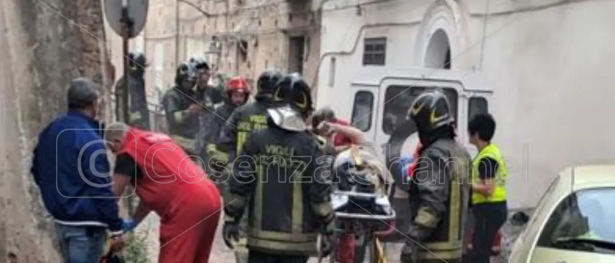 Incidente a Corigliano, crolla un solaio nel centro storico: un ferito grave | FOTO