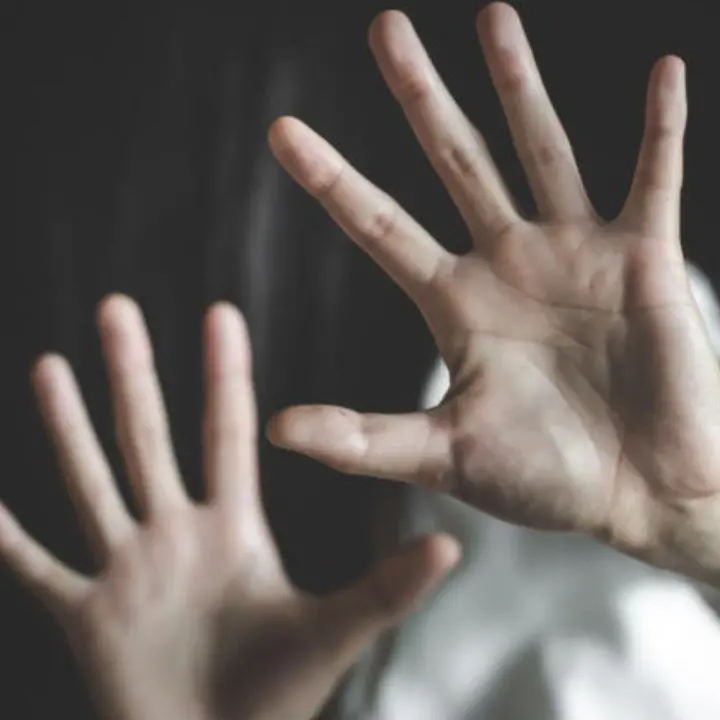 Bussa alla sua porta e si finge il marito. Entra in casa e cerca di stuprarla. Arrestato