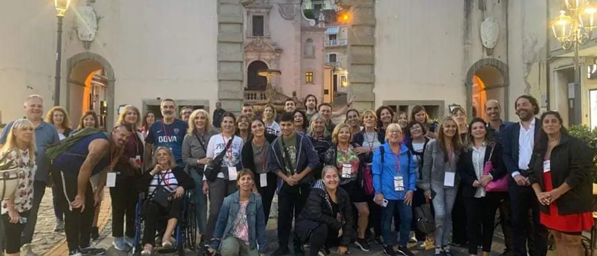 Paola, 50 turisti argentini a spasso per la città guidati dal sindaco Politano