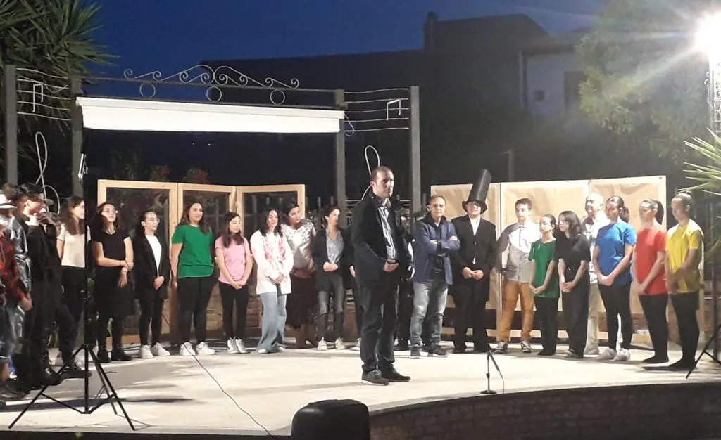 Cetraro, successo per lo spettacolo teatrale \"Due strani alberghi\"