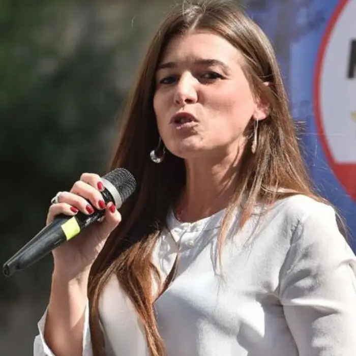 Mamma deputata allatta il figlio alla Camera: prima volta nella storia