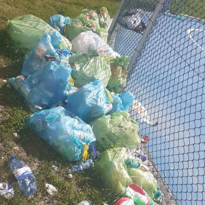 Cosenza, cumuli di rifiuti abbandonati vicino ai campetti di viale Parco