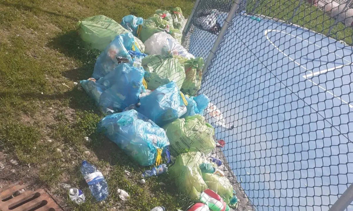 Cosenza, cumuli di rifiuti abbandonati vicino ai campetti di viale Parco