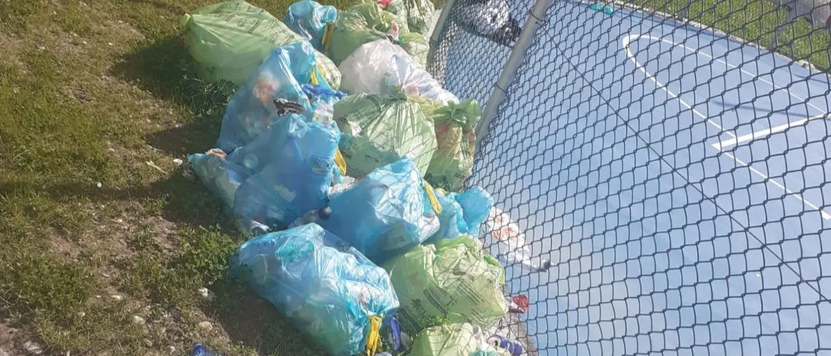 Cosenza, cumuli di rifiuti abbandonati vicino ai campetti di viale Parco