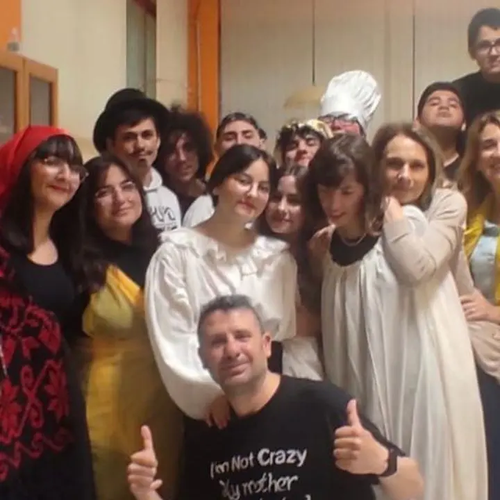All'IPSEOA di Castrovillari \"Facezie sul Palcoscenico\", lo spettacolo finale del Laboratorio Teatrale \"Tutti a scuola\"