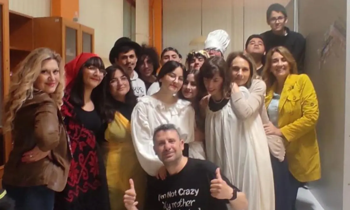 All'IPSEOA di Castrovillari \"Facezie sul Palcoscenico\", lo spettacolo finale del Laboratorio Teatrale \"Tutti a scuola\"