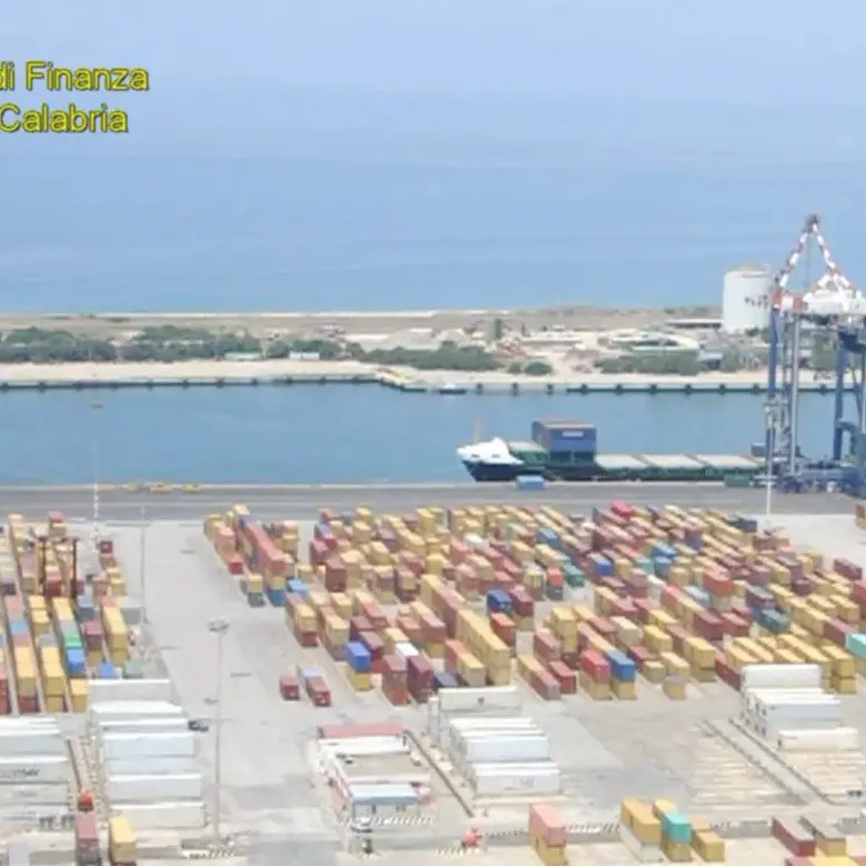Sequestrati 385 chili di cocaina, la nave era diretta al porto di Gioia Tauro