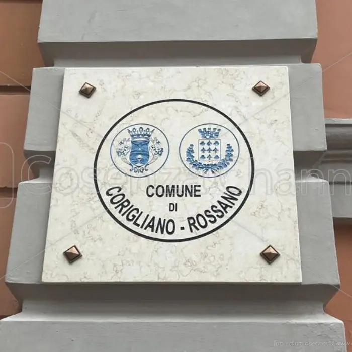Corigliano Rossano, le bozze dello stemma e del gonfalone non piacciono a nessuno. Pioggia di critiche sui social
