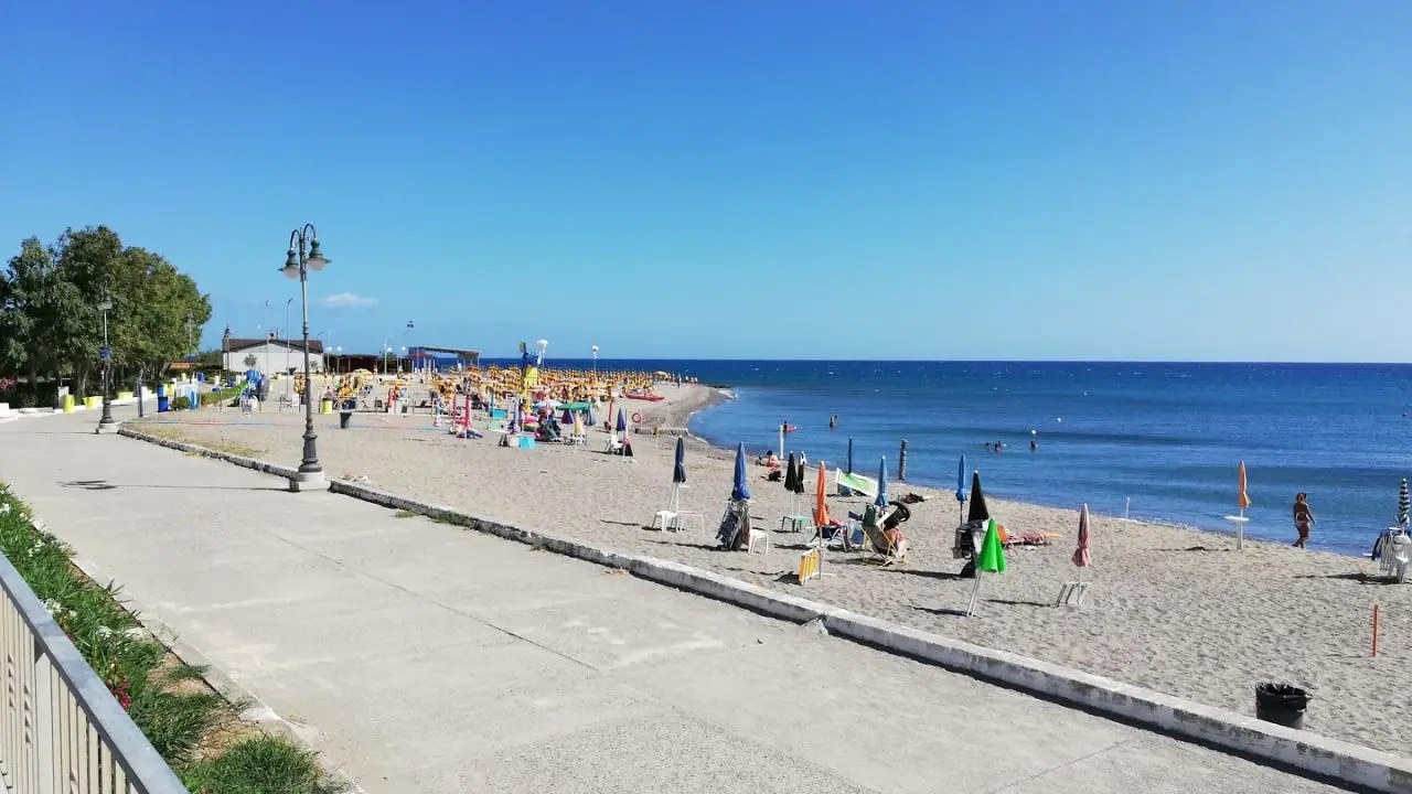 Mandatoriccio, domani passeggiata ecologica sul lungomare: iniziativa di Comune e società Ecoross
