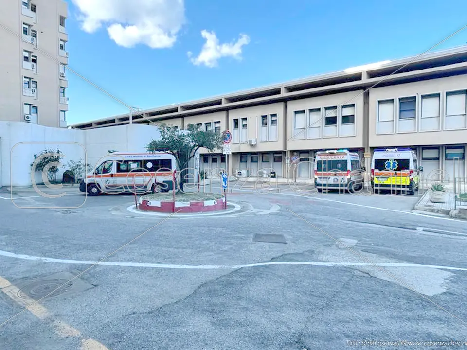 Longobucco, non c’è l’ambulanza: 64enne muore mentre lo portano in macchina a Rossano