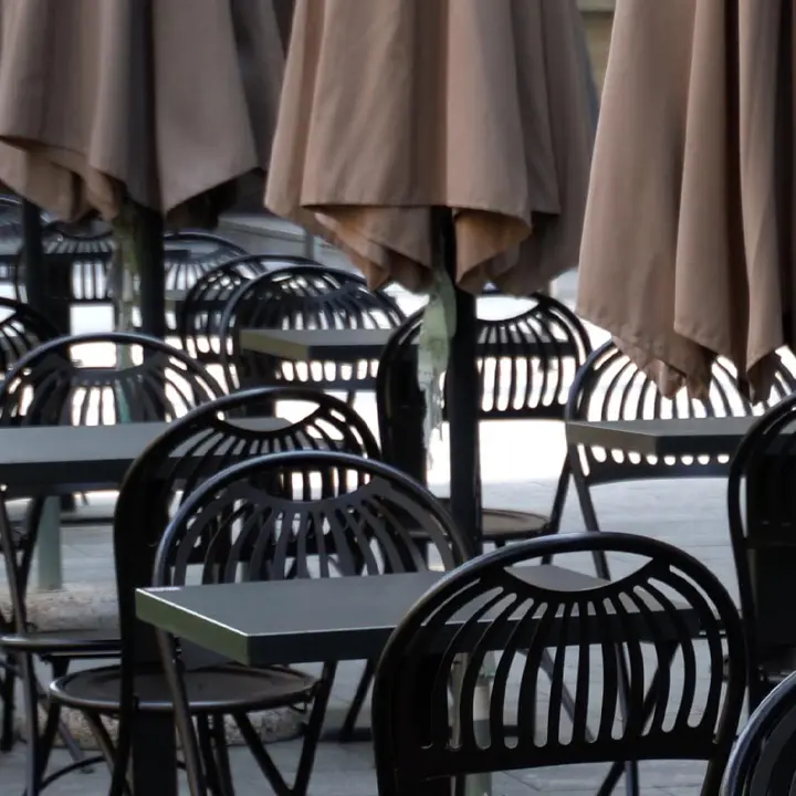 «Cosenza, passeggio impossibile. E' tutto occupato dai tavolini di bar e locali»