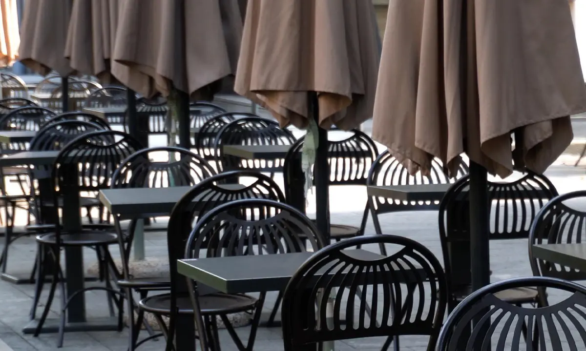 «Cosenza, passeggio impossibile. E' tutto occupato dai tavolini di bar e locali»