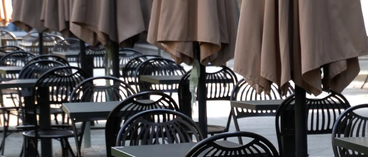 «Cosenza, passeggio impossibile. E' tutto occupato dai tavolini di bar e locali»