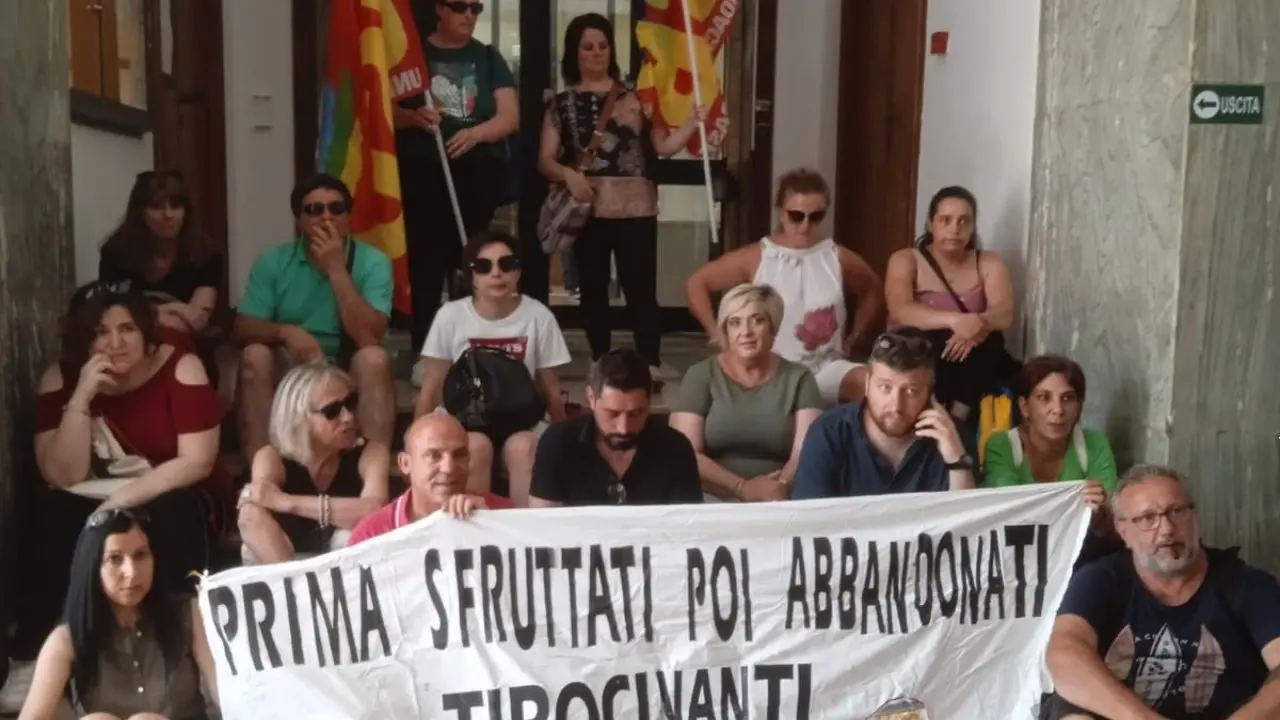 I tirocinanti presidiano la Prefettura di Cosenza: «In gioco c'è la nostra dignità»