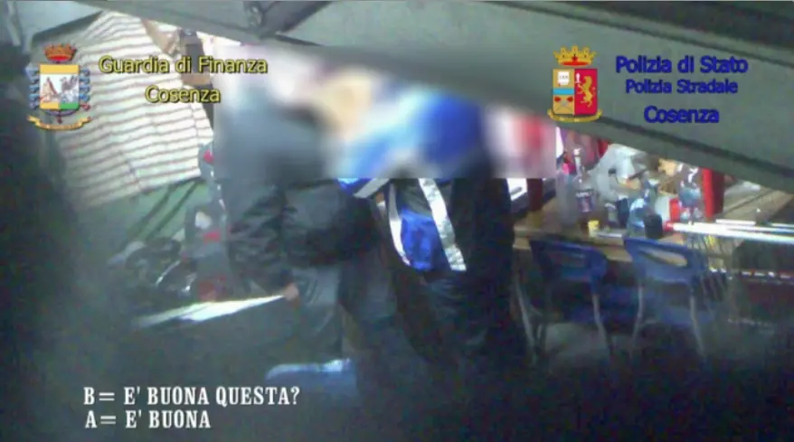 \"FACTOTUM\" | Dal «fatti sta botta» alla cocaina «propiu loffia». Filmate tutte le cessioni di droga