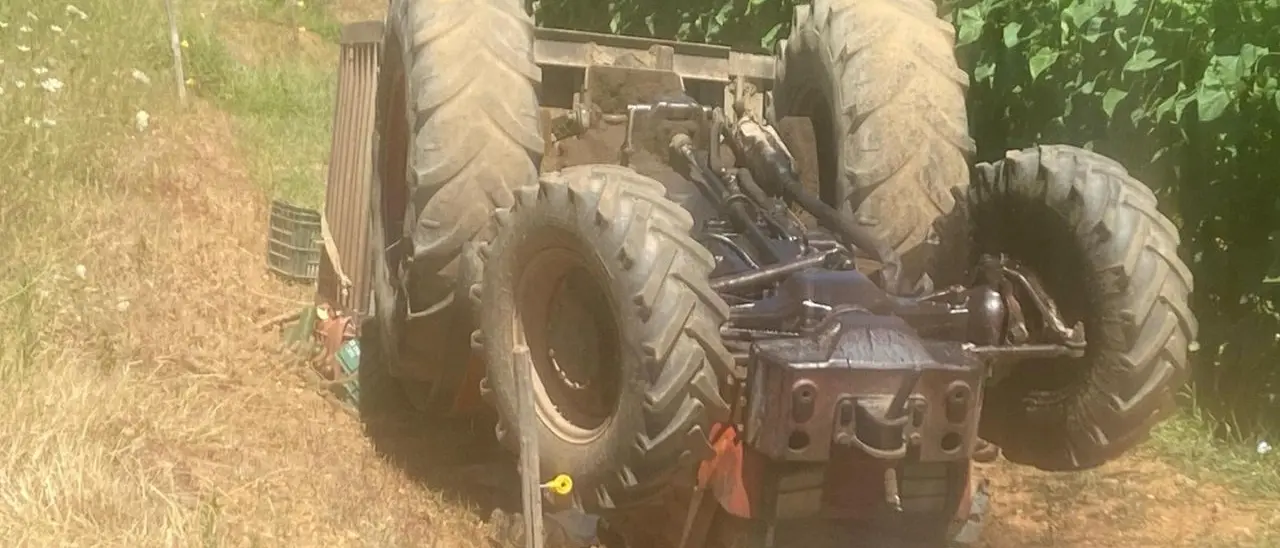 Trattore si ribalta, 75enne muore schiacciato: è successo in Calabria