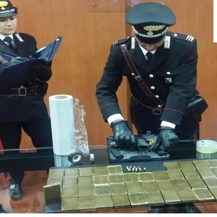Carabinieri trovano 5 kg di hashish a casa di un pensionato: arrestato 63enne