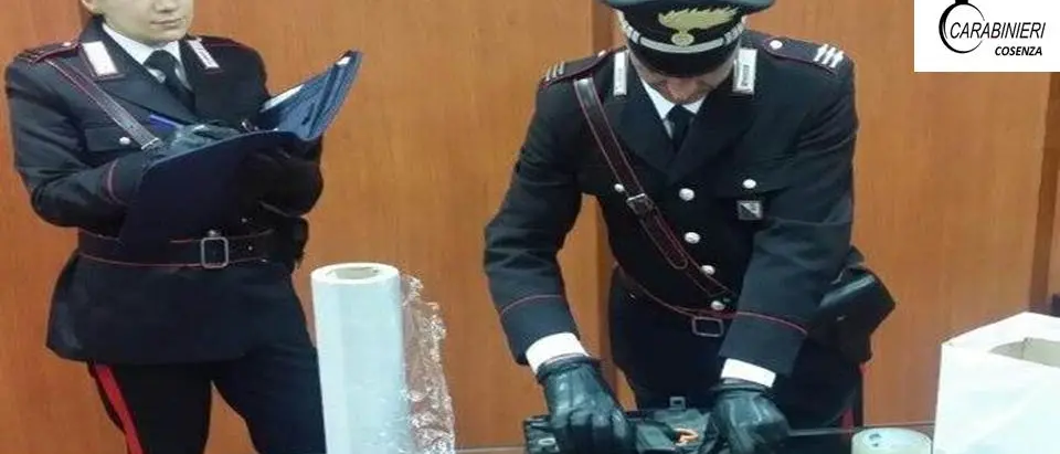 Carabinieri trovano 5 kg di hashish a casa di un pensionato: arrestato 63enne