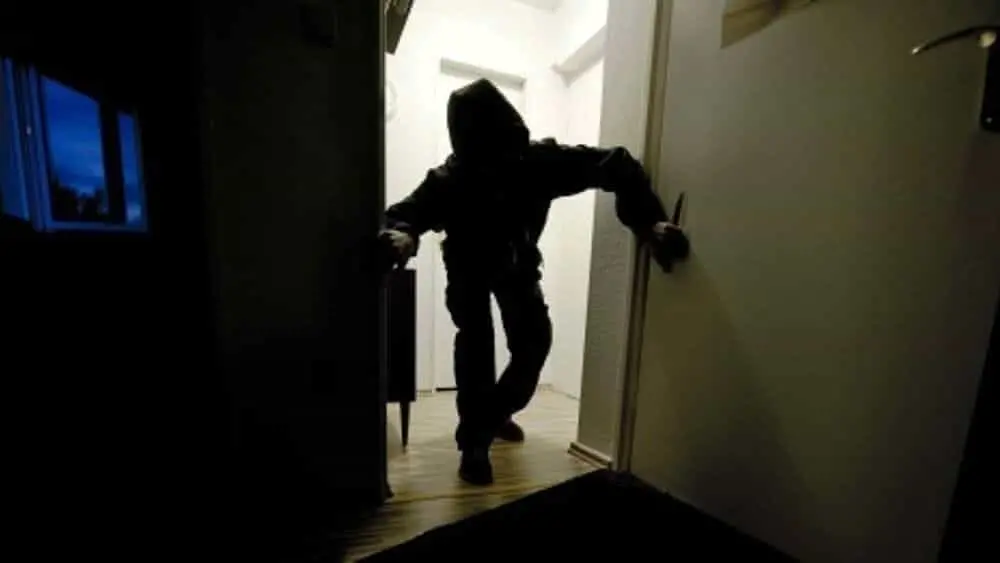 Forza la porta di un ristorante: si prepara la cena e si addormenta