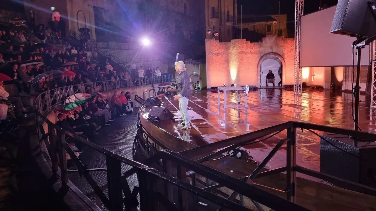 «Mancu li cani»: Beppe Grillo parla calabrese e sfida la pioggia ad Altomonte