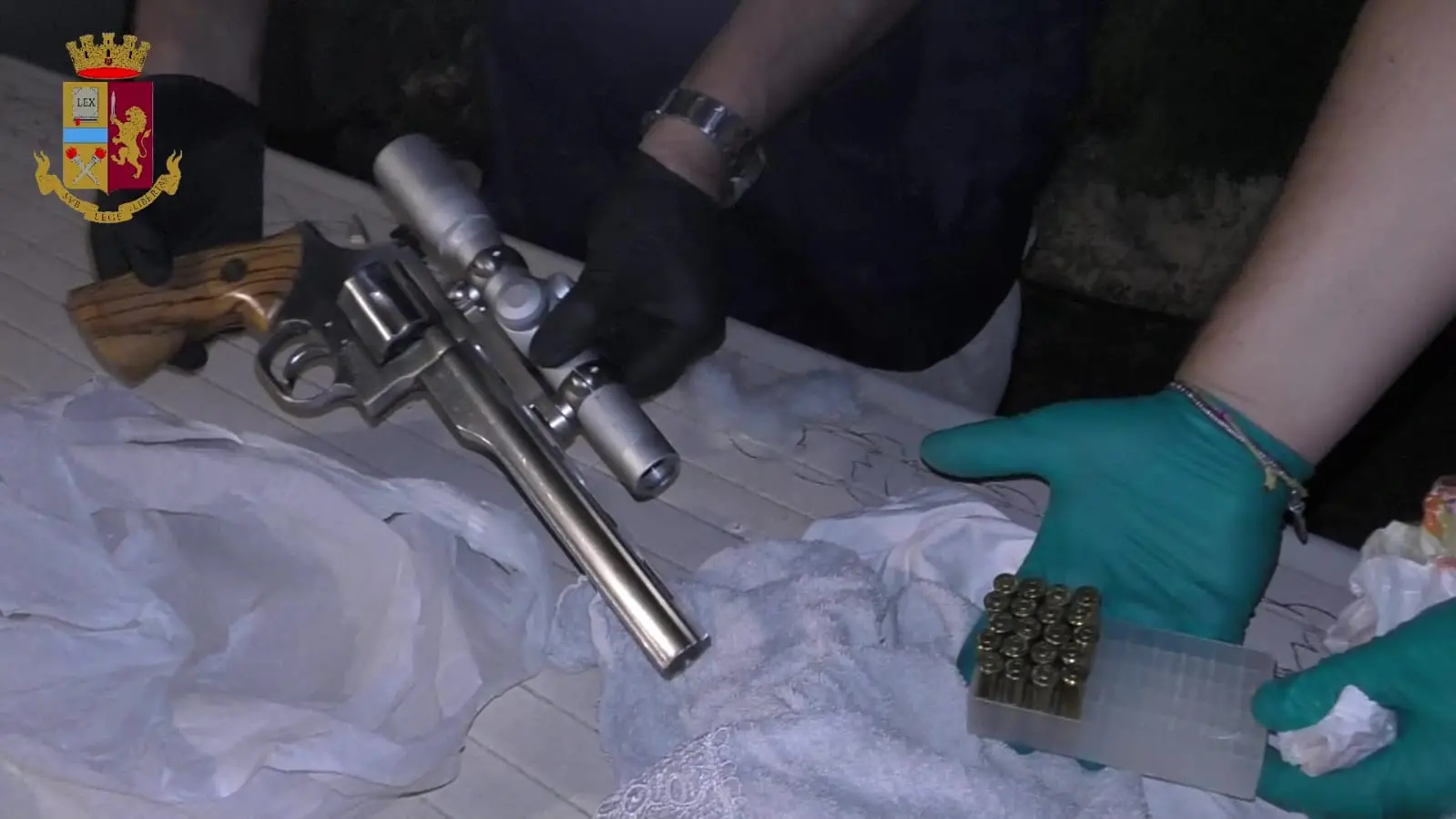 Rende, la pistola del mistero e il carico di droga nascosti nell'hotel | FOTO E VIDEO