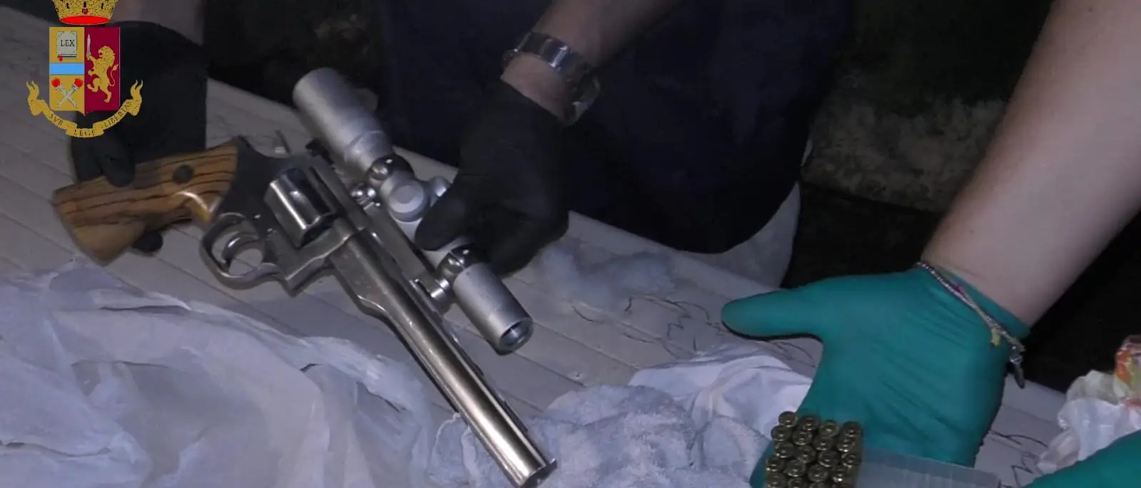 Rende, la pistola del mistero e il carico di droga nascosti nell'hotel | FOTO E VIDEO