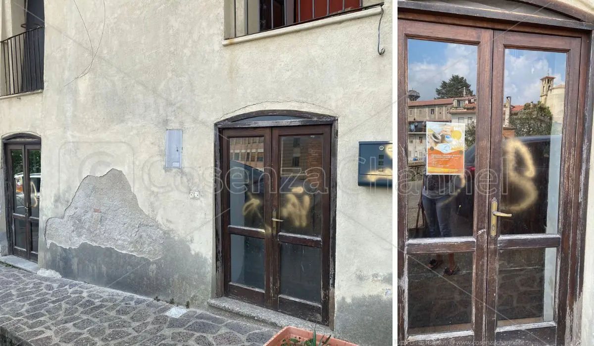 Montalto Uffugo, atti vandalici contro alcuni negozi. Rubata anche un'auto