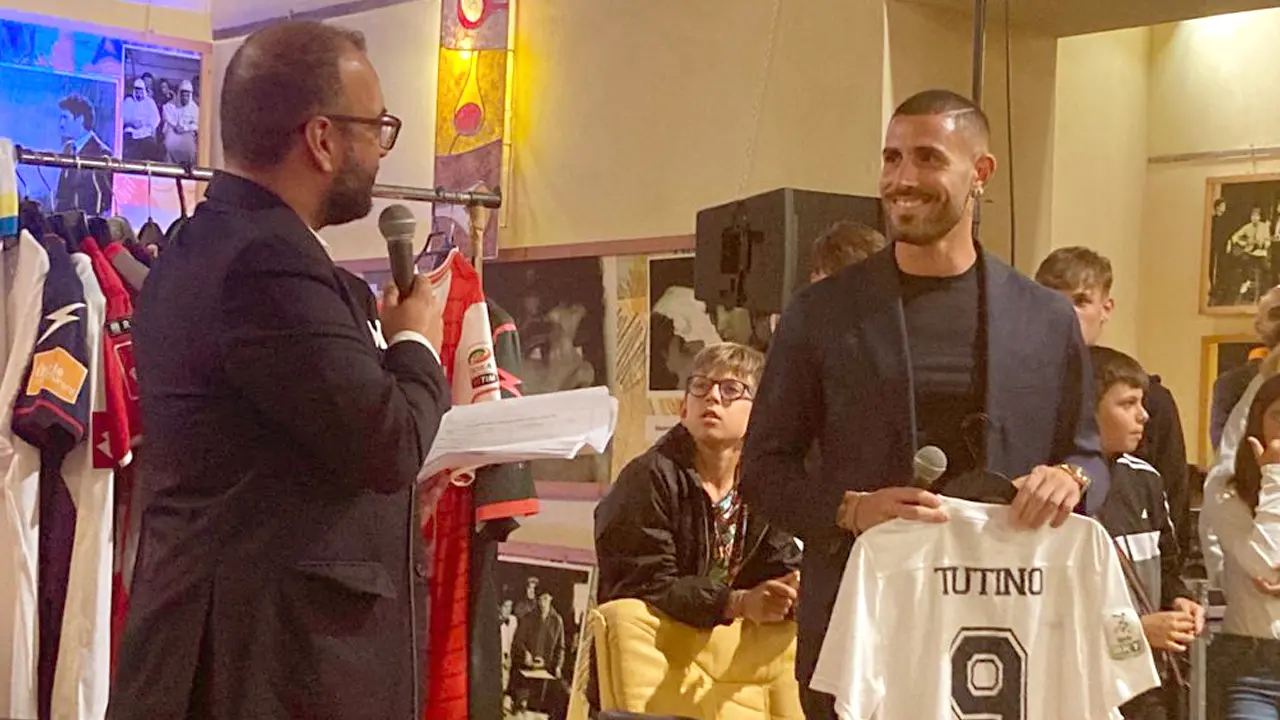 Tutino superstar, la sua maglia venduta a 525 euro all'asta di beneficenza | FOTO