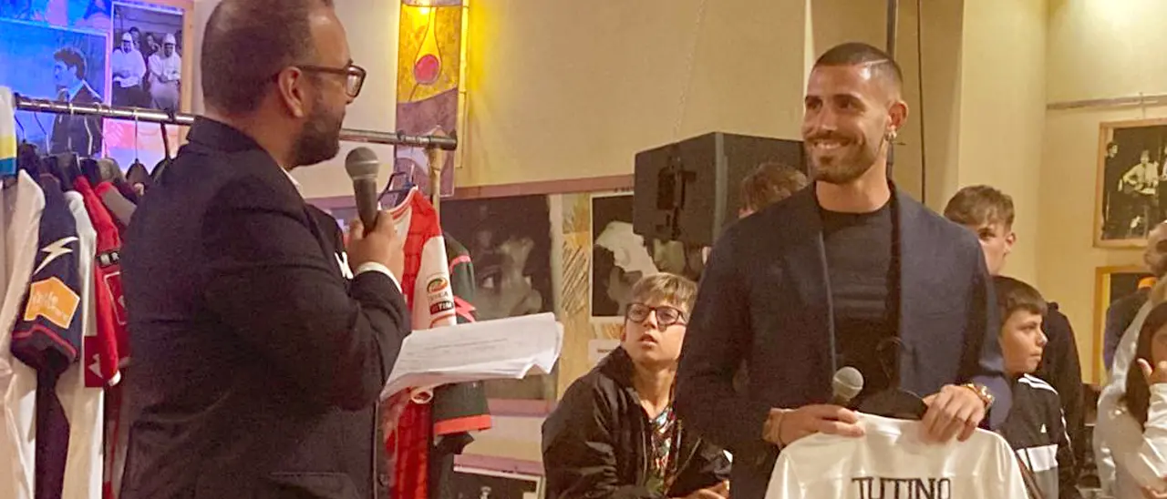 Tutino superstar, la sua maglia venduta a 525 euro all'asta di beneficenza | FOTO
