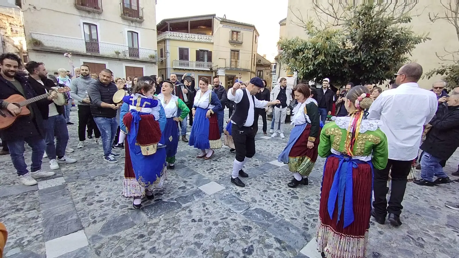 Plataci, batte forte il cuore arbëreshë e scalda con l'evento dei 19 Fuochi e il ritorno delle Vallje