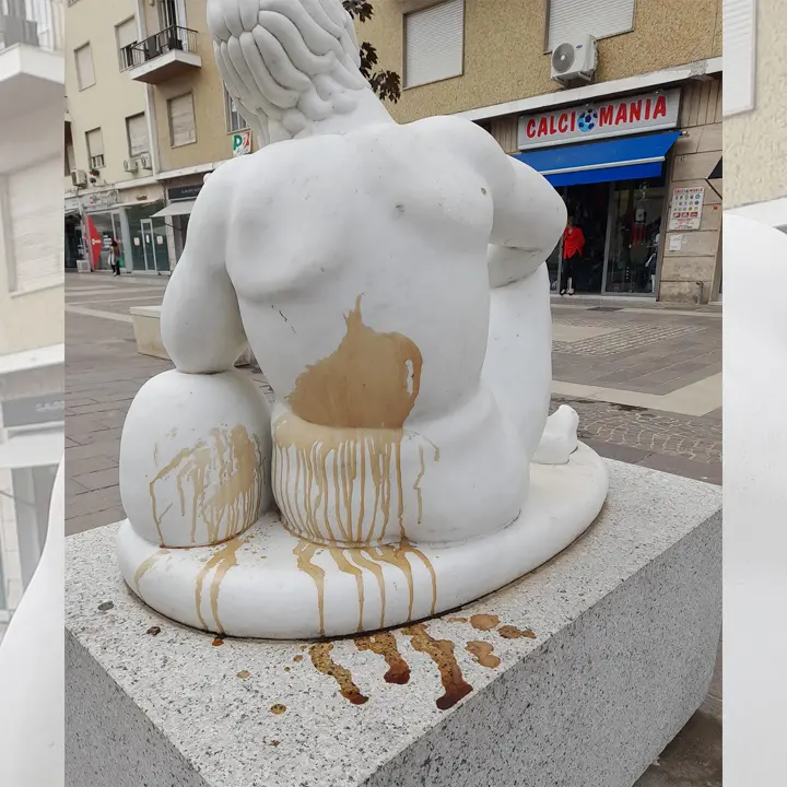 Cosenza, vandali in azione sul MAB. Imbrattata la statua \"Dormiente\"