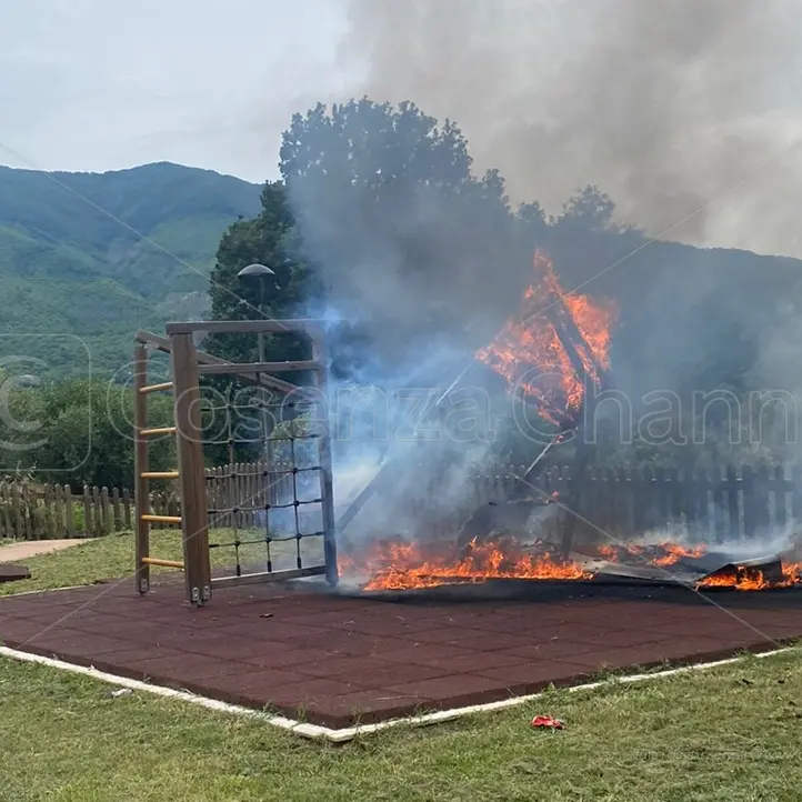 San Vincenzo La Costa, incendio doloso nella villetta comunale