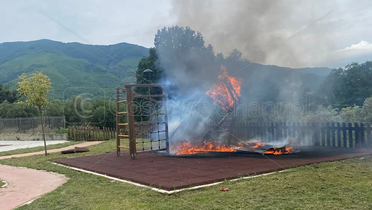 San Vincenzo La Costa, incendio doloso nella villetta comunale