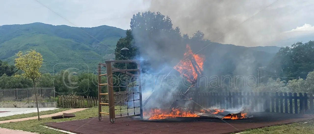 San Vincenzo La Costa, incendio doloso nella villetta comunale