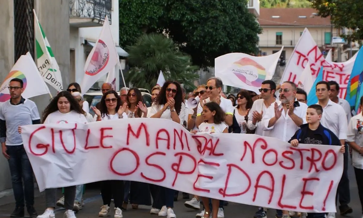 Paola, manifestazione per il diritto alla salute. Centinaia in piazza guidati da Di Natale
