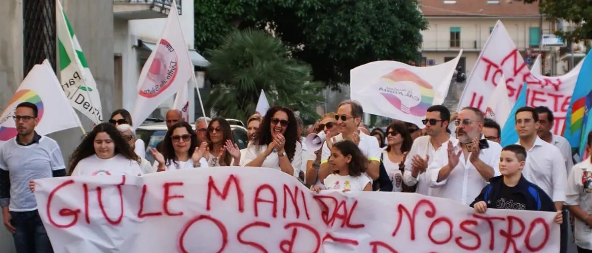 Paola, manifestazione per il diritto alla salute. Centinaia in piazza guidati da Di Natale