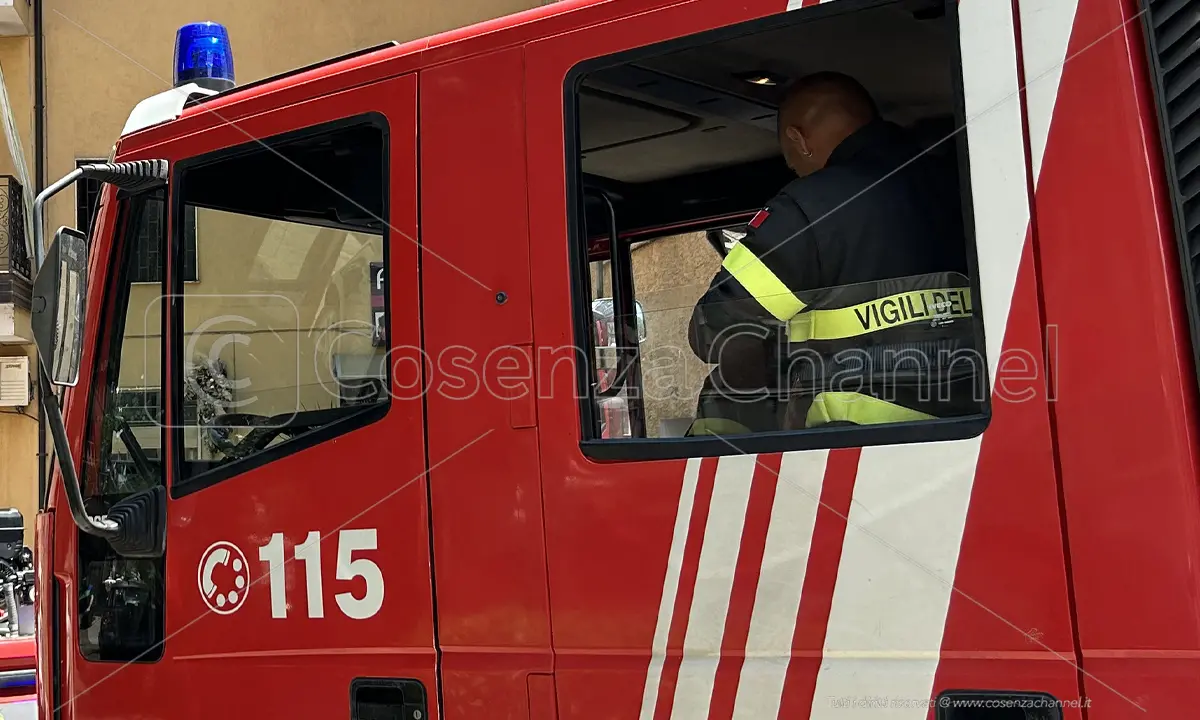 Rende, furgone in fiamme sulla Silana-Crotonese. Intervento dei vigili, rallentamenti