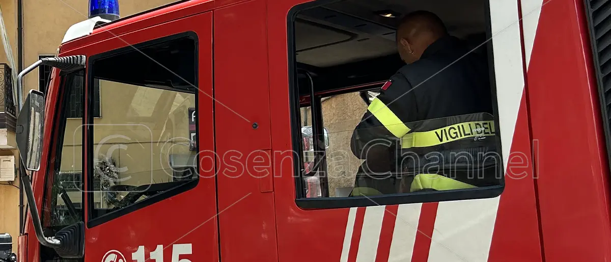 Rende, furgone in fiamme sulla Silana-Crotonese. Intervento dei vigili, rallentamenti