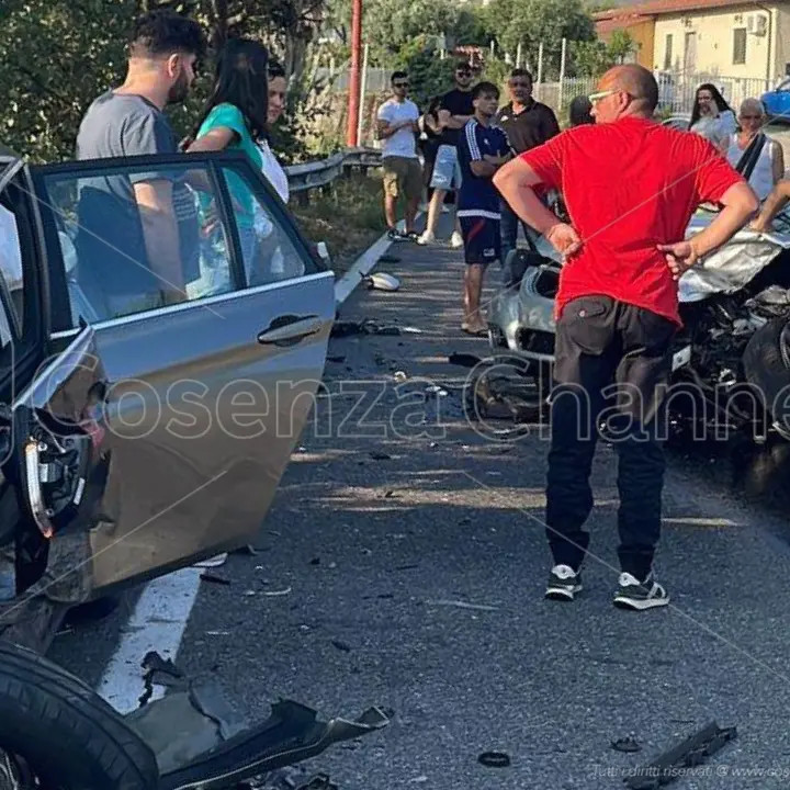 Luzzi, scontro tra auto. Incidente anche a Longobardi: due feriti | FOTO