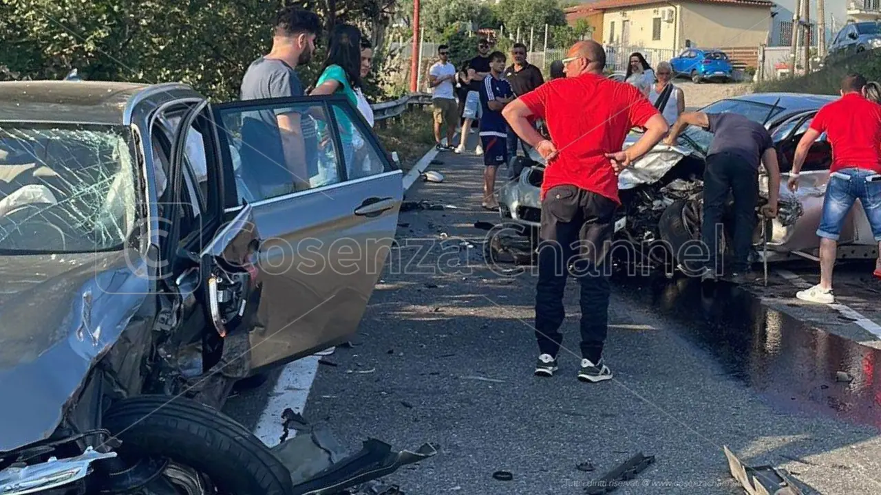 Luzzi, scontro tra auto. Incidente anche a Longobardi: due feriti | FOTO