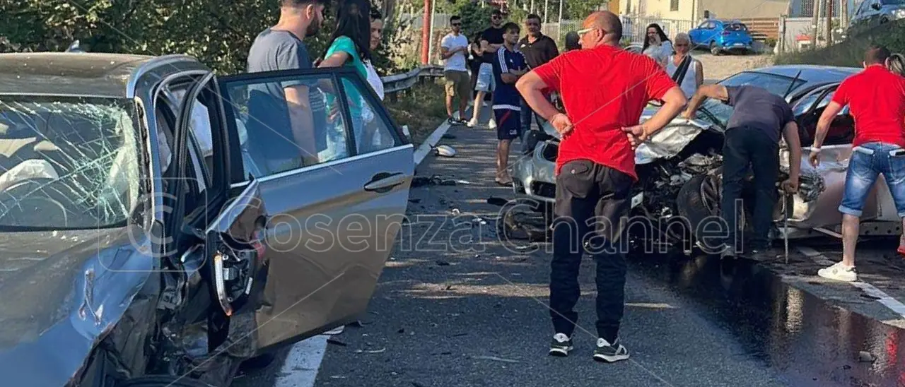 Luzzi, scontro tra auto. Incidente anche a Longobardi: due feriti | FOTO