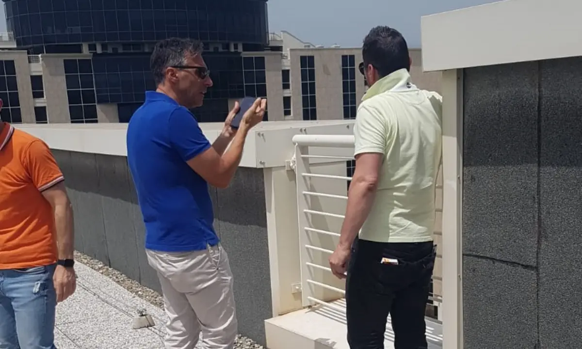 Tirocinanti salgono sul tetto della cittadella regionale: «Non scenderemo finché non avremo risposte»