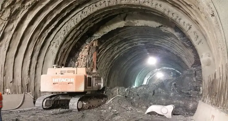 Galleria Laria sull'A3, l'Anas: «Abbattuto ultimo diaframma»