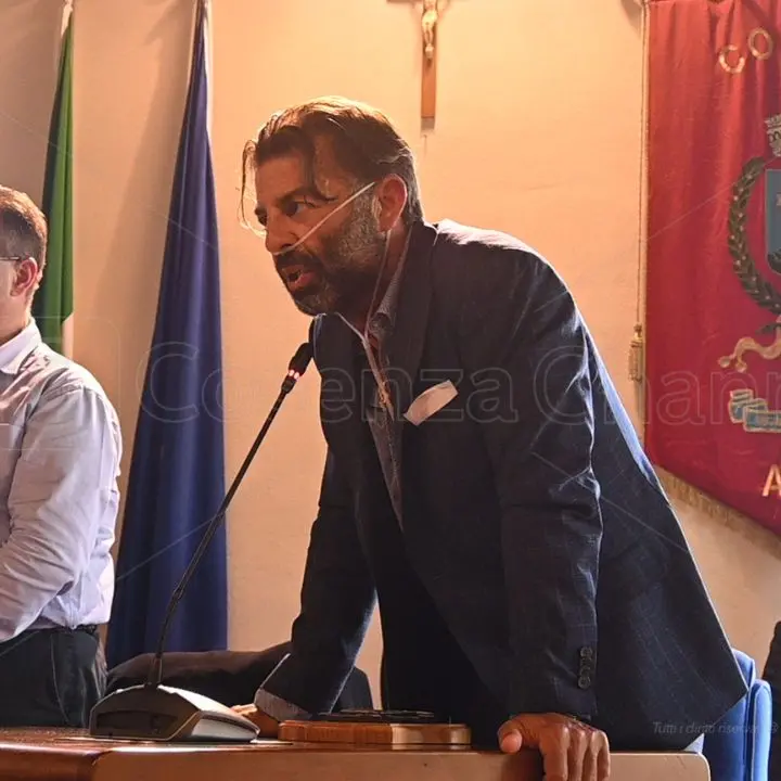 Acri, cittadinanza onoraria al Colonnello Calcagni. Fu vittima dell'uranio impoverito