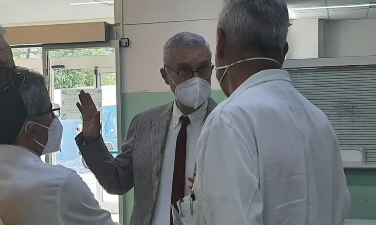 Castrovillari, sit-in all'ospedale per denunciare la situazione dell'Emodinamica aperta solo 6 ore al giorno