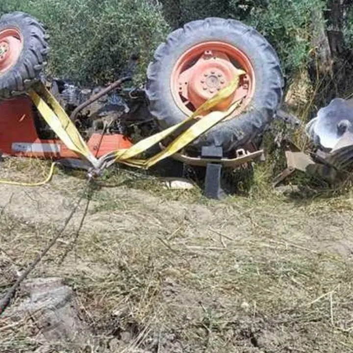 Si ribalta con il suo trattore: muore un 74enne in provincia di Crotone