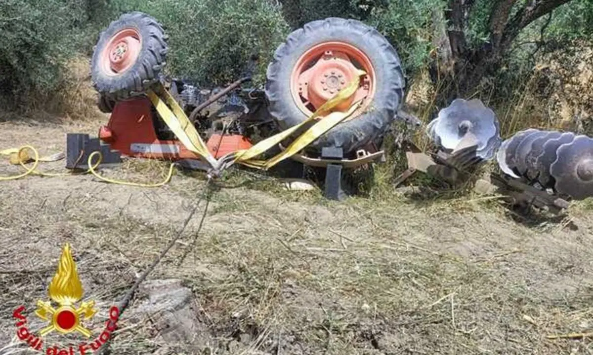 Si ribalta con il suo trattore: muore un 74enne in provincia di Crotone