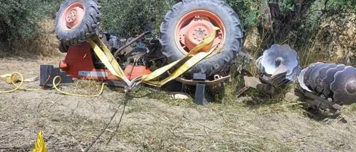 Si ribalta con il suo trattore: muore un 74enne in provincia di Crotone