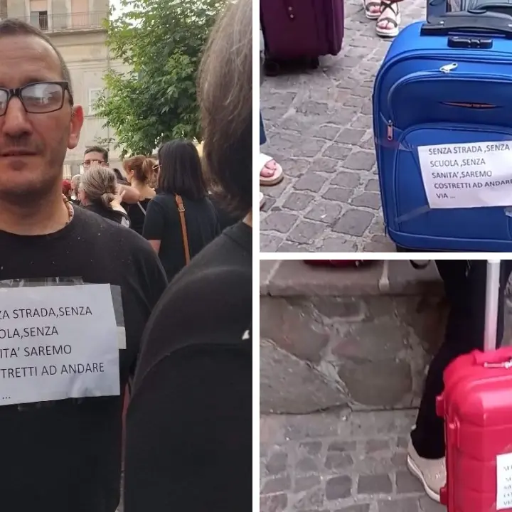 Longobucco, sit-in dei cittadini in piazza: «Saremo costretti ad andarcene»