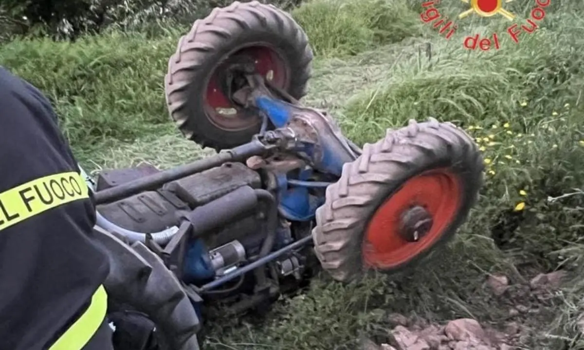 Lamezia Terme, tragedia in un campo. Si ribalta con il trattore e muore